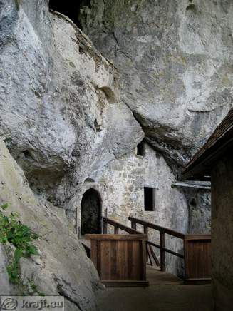 Pogled na steno pred vhodom v jamski del gradu