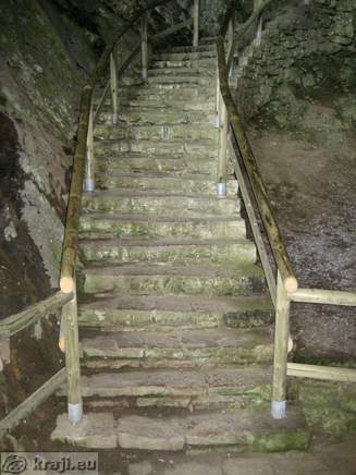 Stopnice v jami