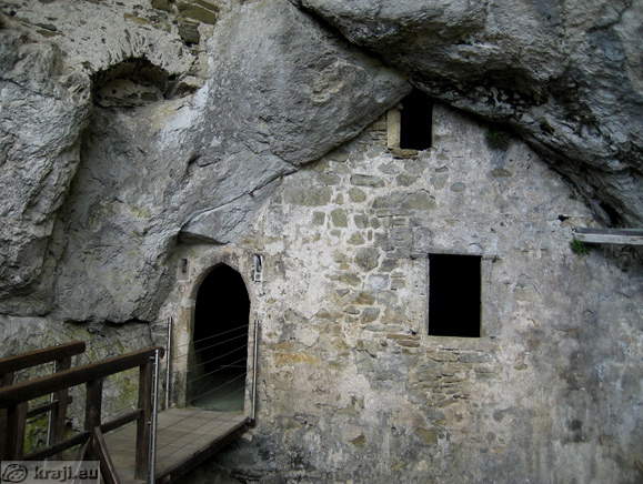 Pred vhodom v jamski del gradu