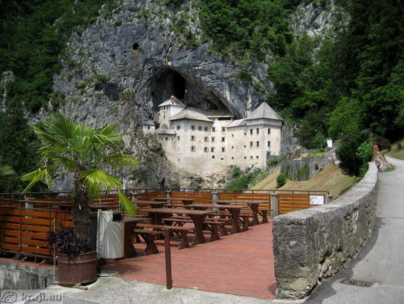 Predjamski grad in klopi pred gostilno