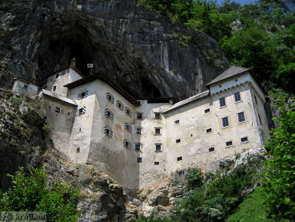 Pogled na Predjamski grad od spodaj