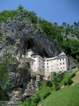 Predjamski grad in razgledišče na vrhu hriba nad gradom