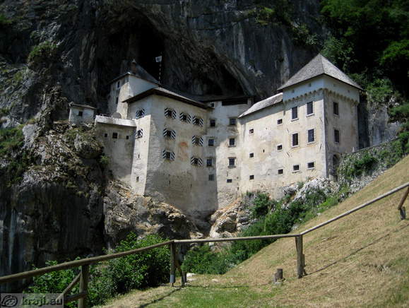 Predjamski grad z roba prizorišča