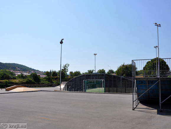 Skate park in igrišče z umetno travo