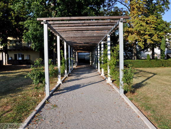 Promenada pod pergolo