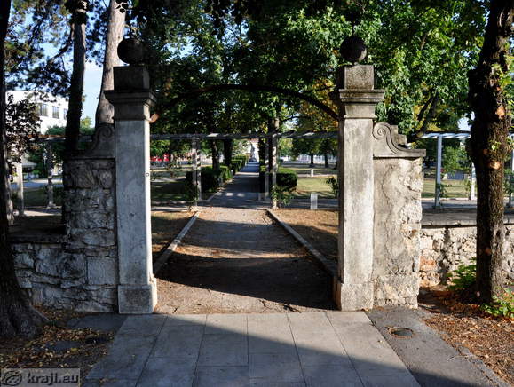 Pogled na park z dvorišča Starega gradu