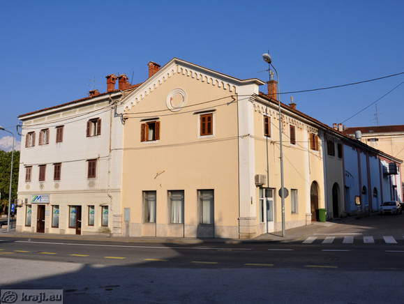 Nekdanja vojašnica in gasilski dom ob Partizanski cesti in Ulici Mirka Pirca