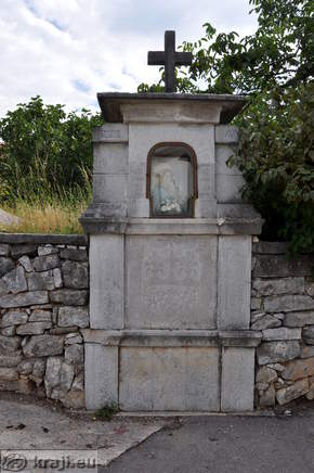 Znamenje ob poti proti cerkvi