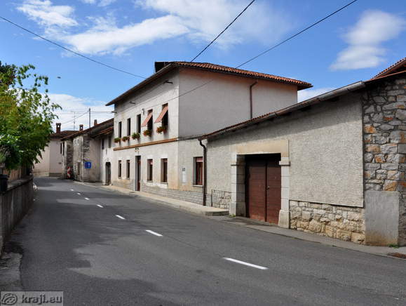 Cesta v smeri proti Sežani