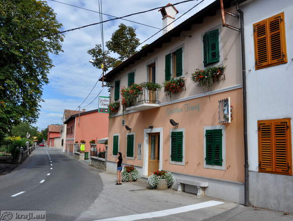 Cesta v smeri proti Komnu