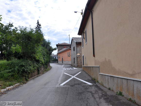 Cesta mimo šole v Tomaju