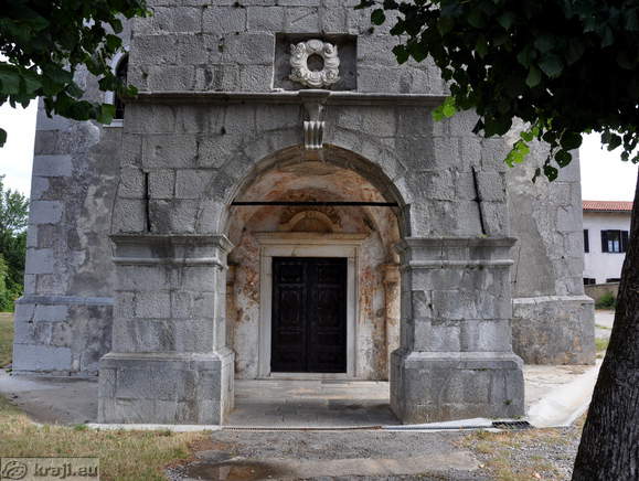 Cerkev sv. Petra in Pavla <br> Vhod