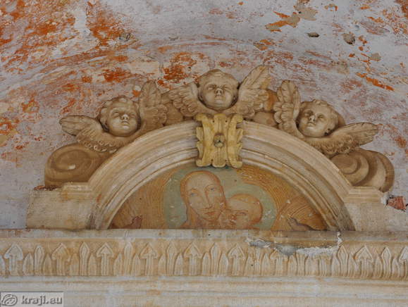 Stuccowork above portal