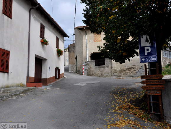 Directions signs at the start of Crni Kal (rock wall, church, Benko House)