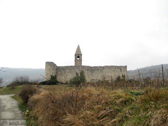 Cerkev Svete Trojice z obzidjem