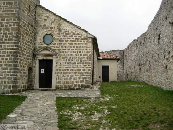 Cerkev Svete Trojice - znotraj obzidja