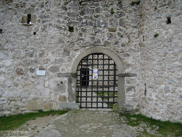 Cerkev Svete Trojice - vrata na obzidju