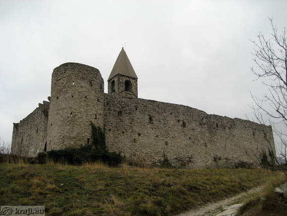 Cerkev Svete Trojice z obzidjem