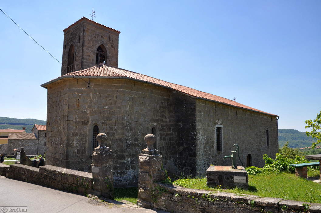 Cerkev sv. Kozme in Damijana s severne strani