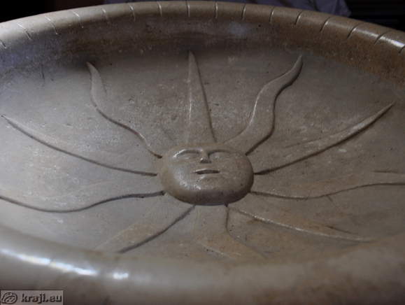 Kamnit kropilnik z reliefom koprskega grba