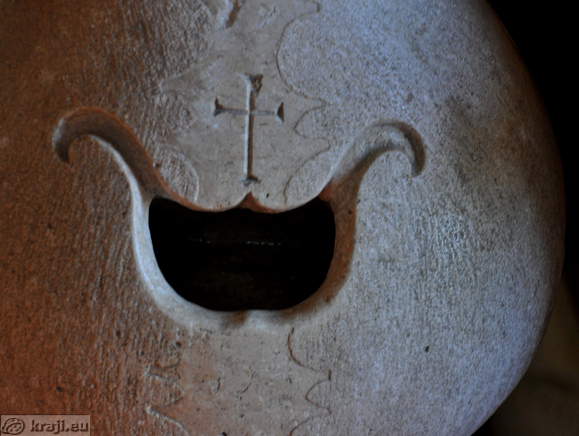 Vdolbina za blagoslovljeno vodo za otroke