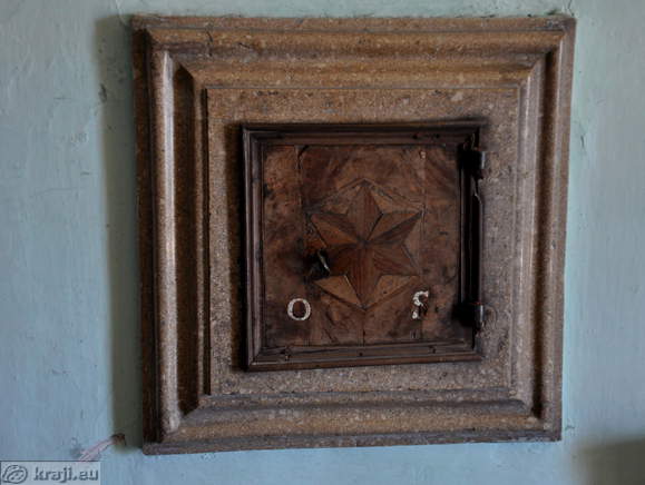 Niša s kamnitim okvirjem zaprta z vrati