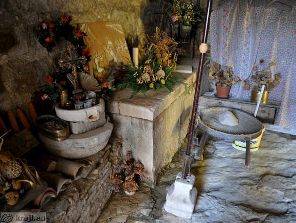 Ob cerkvi pri stranskem izhodu