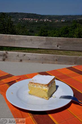 Cream cake
