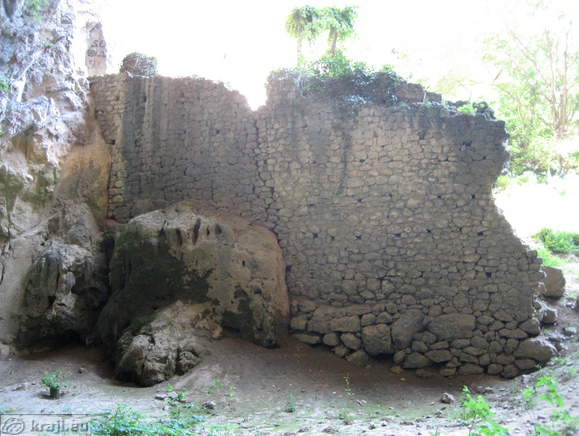 Defensive wall near Osp Cave