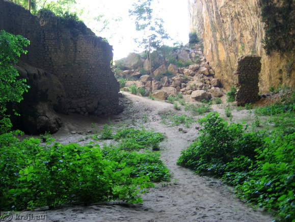 Osapska stena in jama Grad <br> Ostanki obrambnega zidu pred jamo Grad