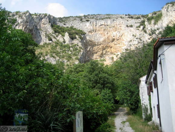 Start of the path to the Osp rock wall from village Osp