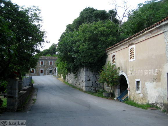 Road through Osp and further to the Italy