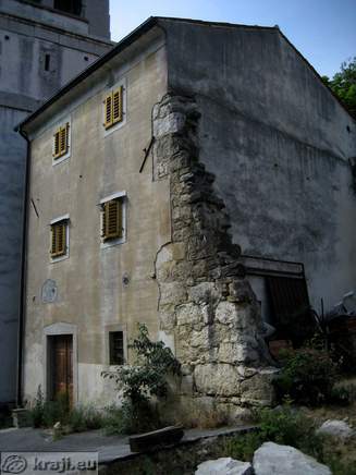 Building near the Church of St. Thomas
