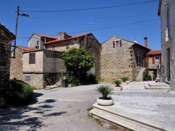 Manjši trg pred cerkvijo sv. Petra