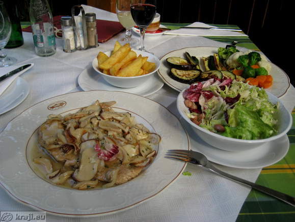 Pekel Inn - Turkey stake with mashroom sauce and plate of vegetables