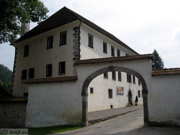 Polhov Gradec Mansion with walls
