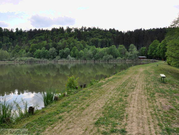 Pogled nazaj proti koči ribiškega društva Smuč