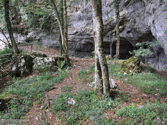 Neighbourhood of the Poltarica Cave