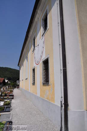 Stranski del cerkve s sončno uro