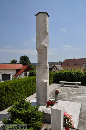 Spomenik z grobnico padlim v 2. svetovni vojni