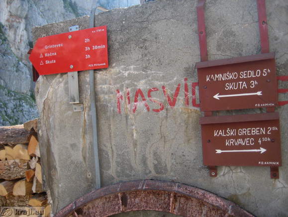 Usmerjevalne table (Skuta 3h, Grintovec 2h, Kalški greben 2.15h, Kočna 3.30h)