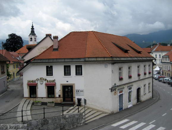 Entrance into Samostanska ulica near Glavni trg at building Zlatar Janez Banic