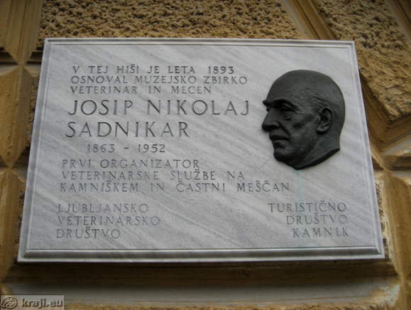 Spominska tabla - V tej hiši je leta 1893 osnoval muzejsko zbirko veterinar in mecen Josip Nikolaj Sadnikar (1863 - 1952)