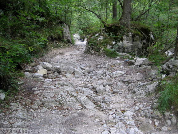 Orglice Wasserfall mit Partisanenkrankenhaus