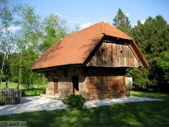 Kašča s slovenskim kmečkim vrtom