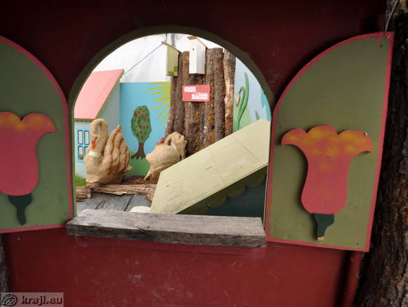 Pogled na pravljico Grdi raček