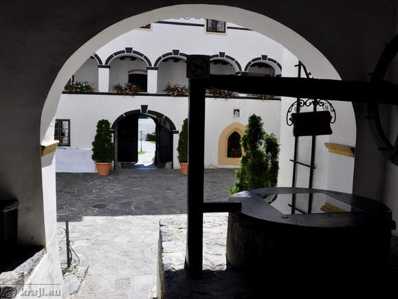 Pogled na grajsko dvorišče in vodnjak želja