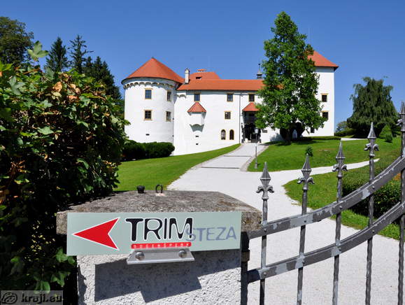 Oznaka za trim stezo na koncu parkirišča pri gradu Bogenšperk