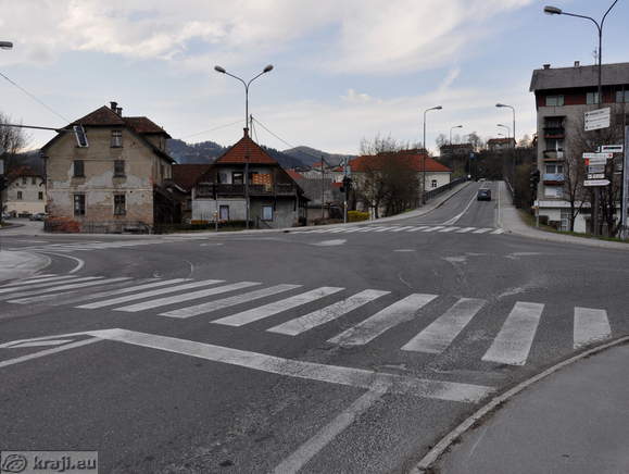 Križišče na levem bregu pri mostu čez reko Savo