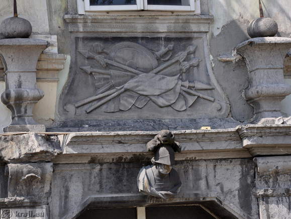 Portal in the form of a knight head